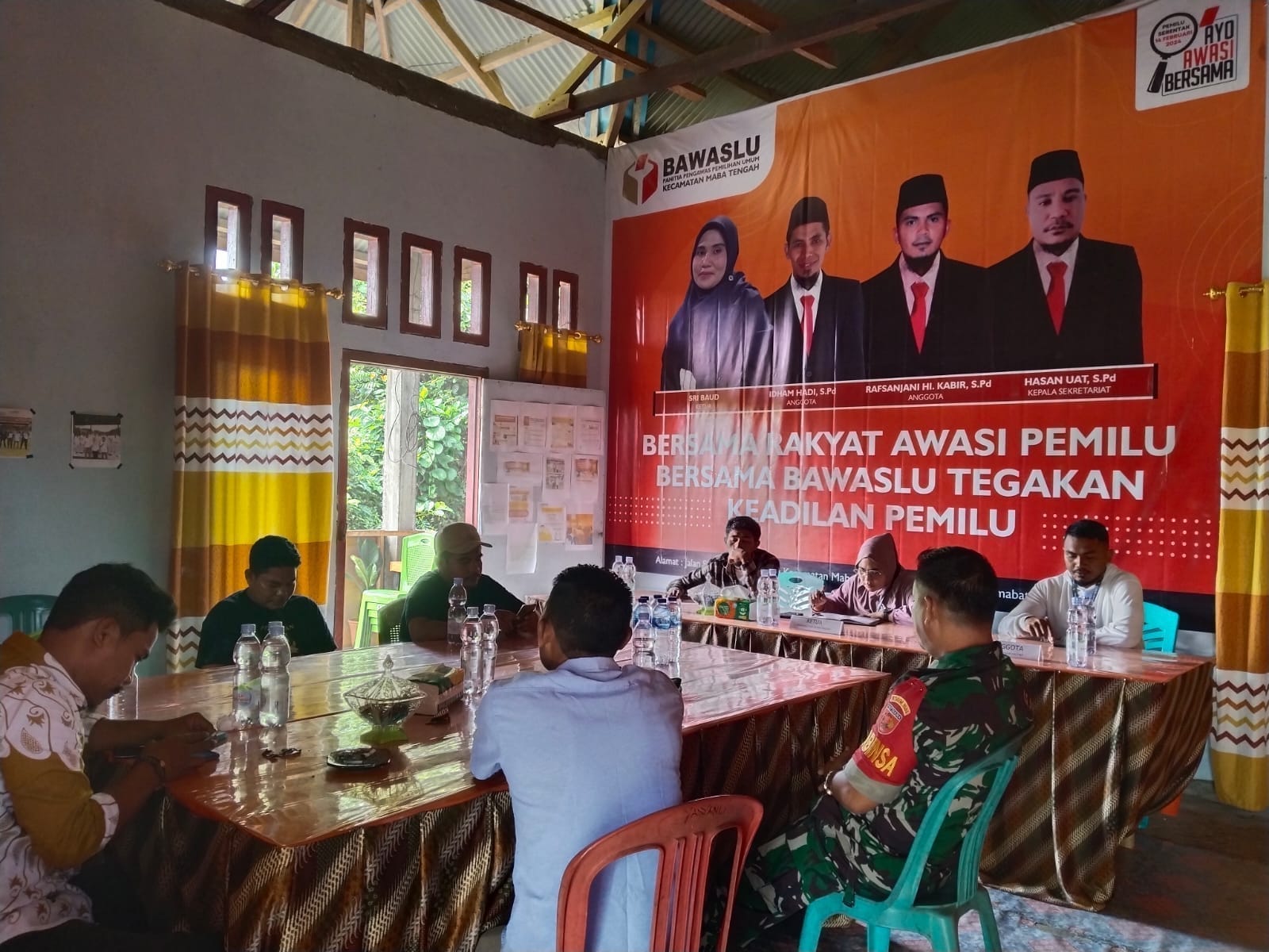 Babinsa Kodim 1505 Tidore, Hadiri Rapat Koordinasi Bersama Panwaslu Dan Penertiban Alat Peraga Kampanye 