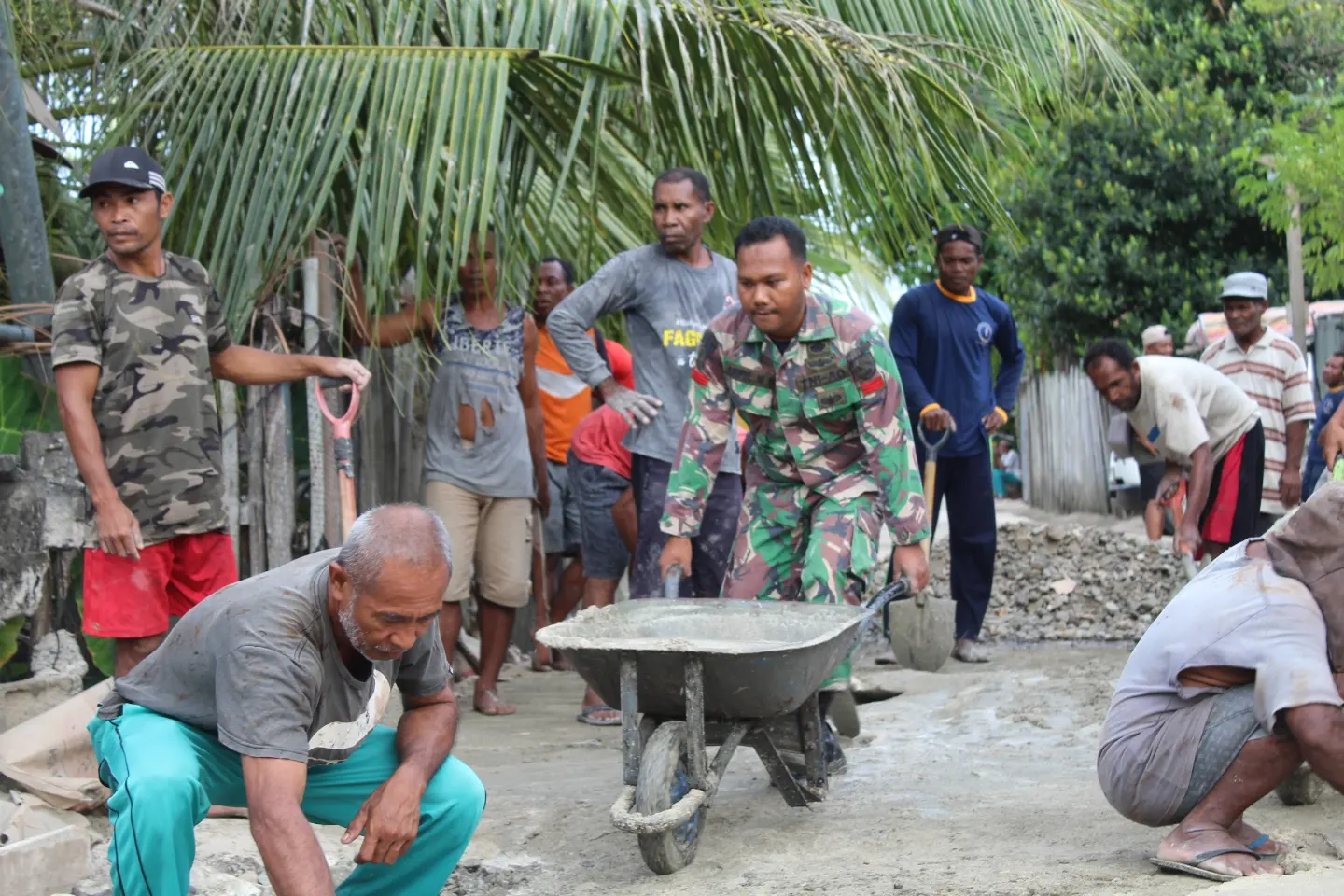 Anggota Satgas TMMD Bersama Masyarakat Tetap Produktif, Lakukan Pengecoran Jalan Setapak di Bulan Puasa