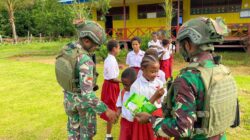 Latihkan Baris Berbaris, Satgas Yonif 762/VYS Tanamkan Disiplin Anak Pedalaman Papua Barat Daya