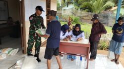 Pastikan Program Bansos Tersalurkan Dengan Merata, Satgas Pamtas Yonif 726/Tml Turut Serta Bagikan Beras Di Kampung Sipias