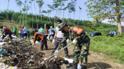 Ciptakan Lingkungan Bersih, Koramil Sutojayan Bersama Warga, DLHK Dan PJT Kab. Blitar Bersihkan Sampah Di Hulu Bendungan Sungai Brantas