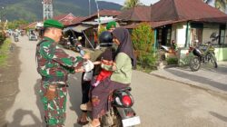 Jum’at Berkah, Anggota Koramil 1505-0 Maba Bagikan Makanan Gratis kepada Pengguna Jalan