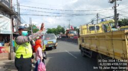 Upaya Polsek Cikupa Ciptakan Lalu Lintas Kondusif di Depan PT. Cingluh