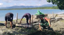 Wujudkan Lingkungan Sehat, Babinsa Kodim 1505/Tidore Bantu Pembuatan WC