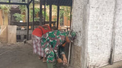 Peduli Rumah Warga, Babinsa Bersama Warga Desa Selokajang Bantu Perbaiki Rumah Bapak Sumidi