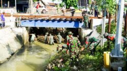 Bersama Masyarakat Mejuwet dan Pohwates, Babinsa Kodim Bojonegoro bersih-bersih Sampah Kali Rancang