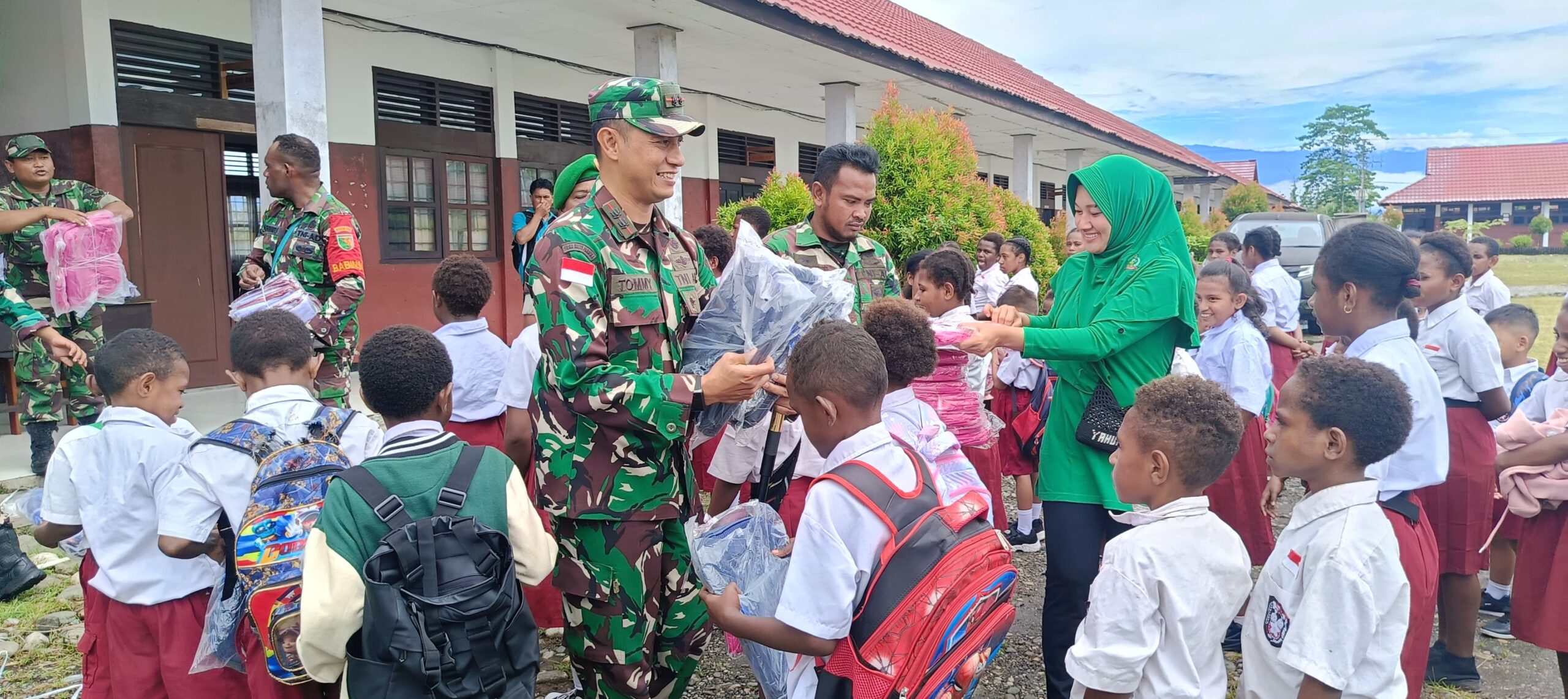 Dandim 1715/Yahukimo Serahkan Bantuan KASAD Tas dan Seragam Sekolah kepada Anak Sekolah di Dekai Yahukimo