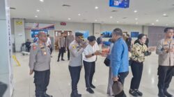 Kapolres Maybrat dan Ketua Bhayangkari Cabang Maybrat, Hadiri Penjemputan Wakapolda Papua Barat Daya di Bandara Sorong