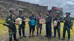 Satgas Yonif 715/Motuliato Bagikan sembako kepada Masyarakat di Puncak Jaya, Papua