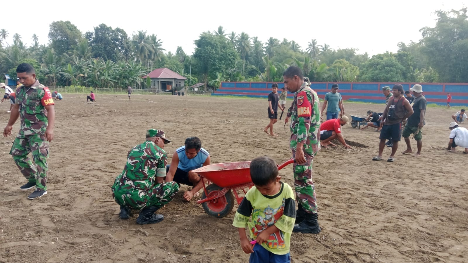 Gotong Royong TNI dan Rakyat, Lapangan Sepak Bola Toseho Disulap Jadi Lebih Hidup