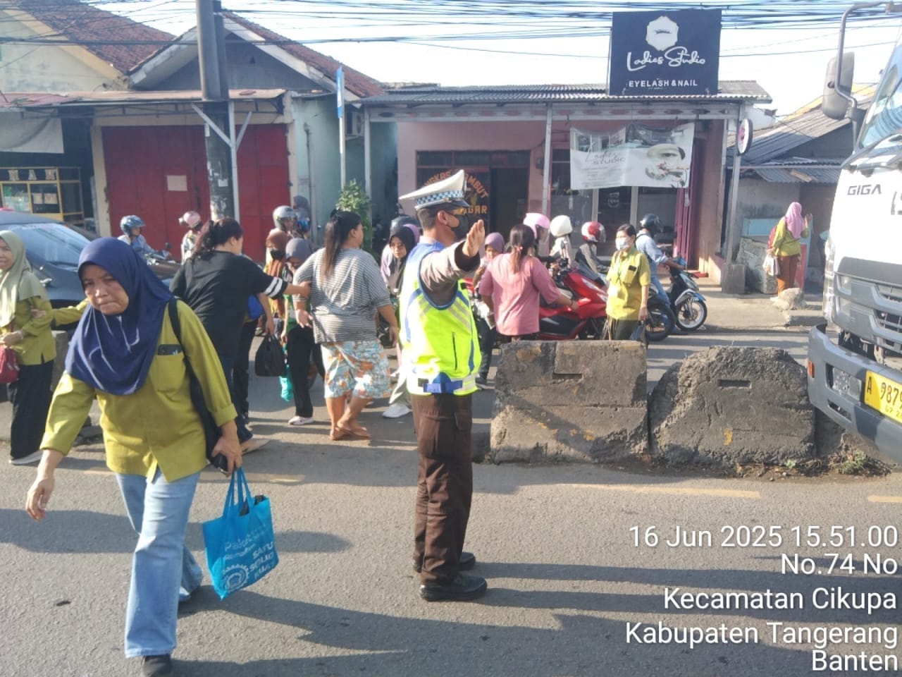 Kanit Lantas Pimpin Protap Gatur Lalin Sore di Depan PT. Cingluh