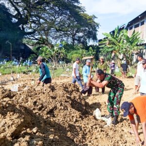 IMG-20250630-WA0006 Bersama Warga Tlumbung, Babinsa Sumberrejo Bojonegoro Bersih-Bersih Area Makam