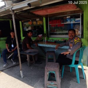 Bhabinkamtibmas Desa Bitung Jaya Sambangi Warung Binaan, Perkuat Silaturahmi dan Edukasi Kamtibmas