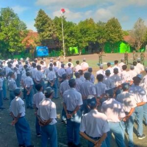 IMG-20250714-WA0031 MPLS Siswa Baru, Anggota Kodim Ponorogo Latih Baris Berbaris