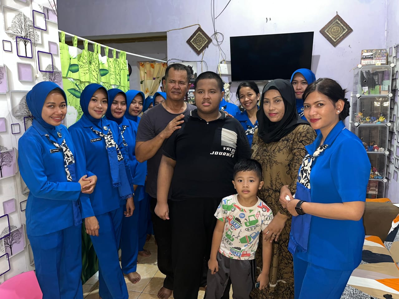 Danyonif 2 Marinir Bersama Ketua Ranting B Cabang 2 Korcab Pasmar 1 Laksanakan Kunjungan Sosial ke Rumah Prajurit