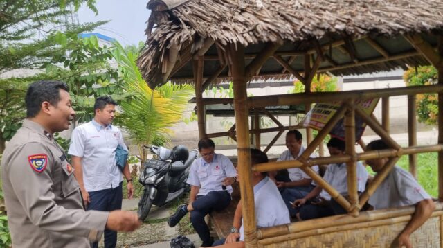 Bhabinkamtibmas Desa Bitung Jaya Sambangi Warung Binaan, Pererat Komunikasi dan Tingkatkan Kesadaran Hukum Warga