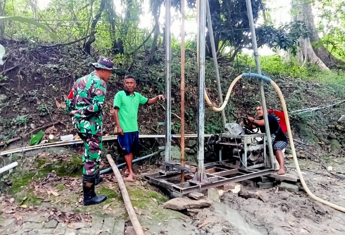 Permudah dapatkan Akses Air Bersih, Satgas TMMD 125 Bojonegoro Buatkan Sumur Bor Warga Soko