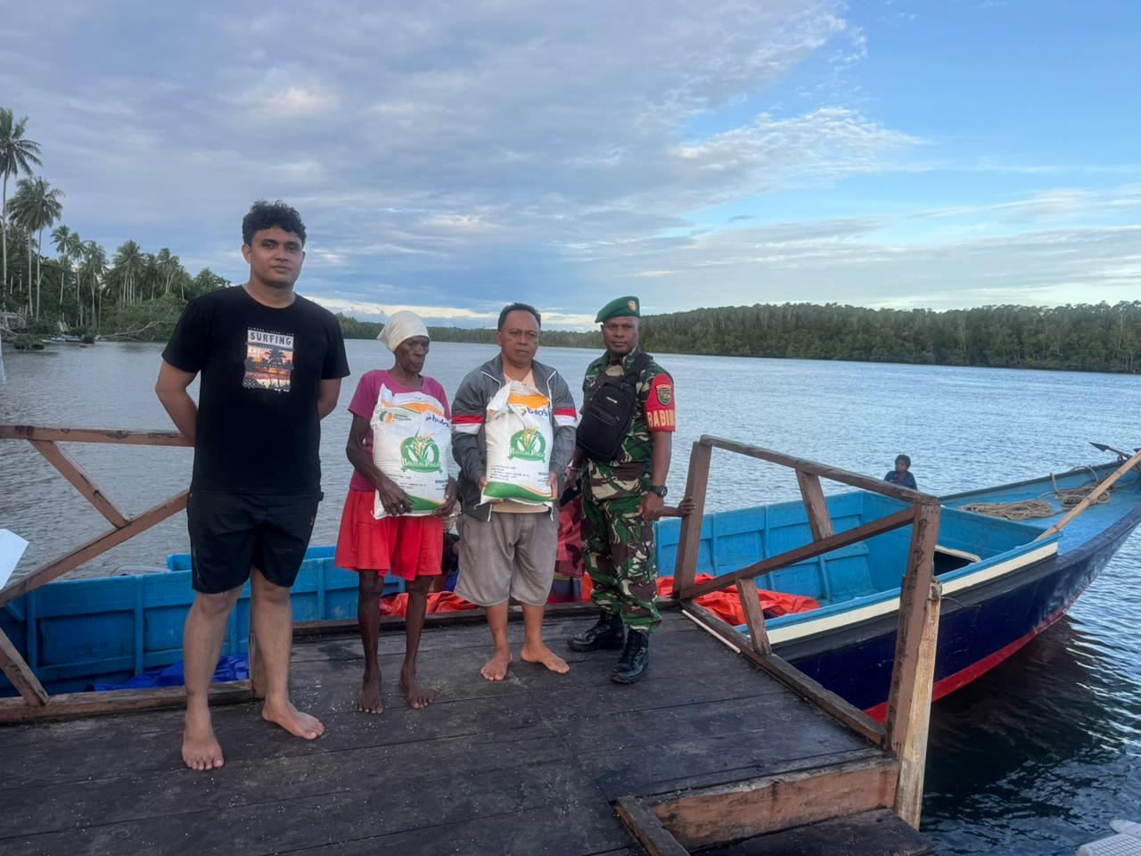 Babinsa Koramil 1710-01/Kokonao Dampingi Penyaluran Beras Ketahanan Pangan Untuk Masyarakat