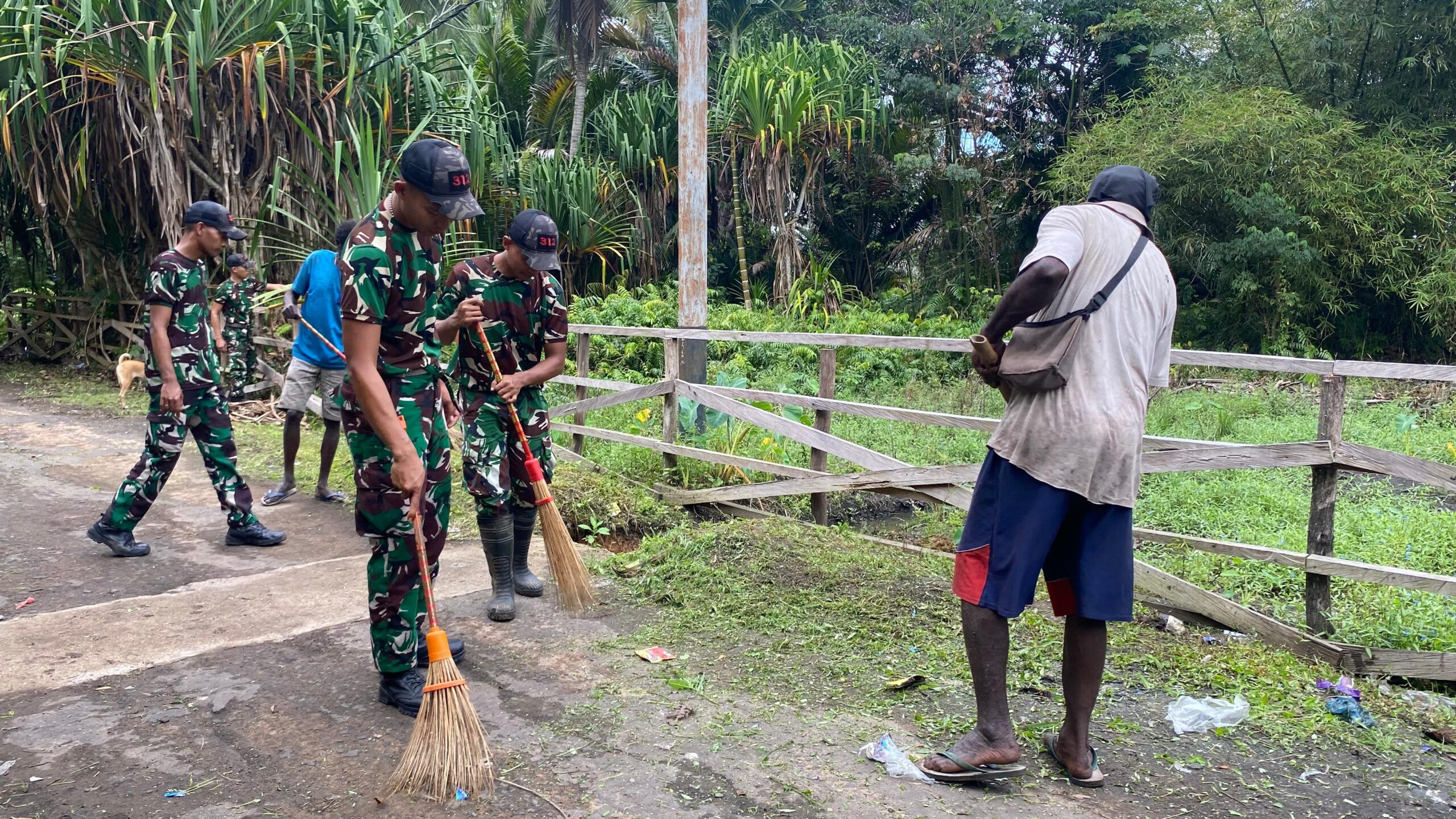 Peduli Lingkungan, Satgas Yonif 312/KH Turun Tangan di Rawabiru