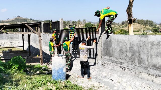 Satgas TMMD 125 Bojonegoro Bangun Pagar SDN Soko IV