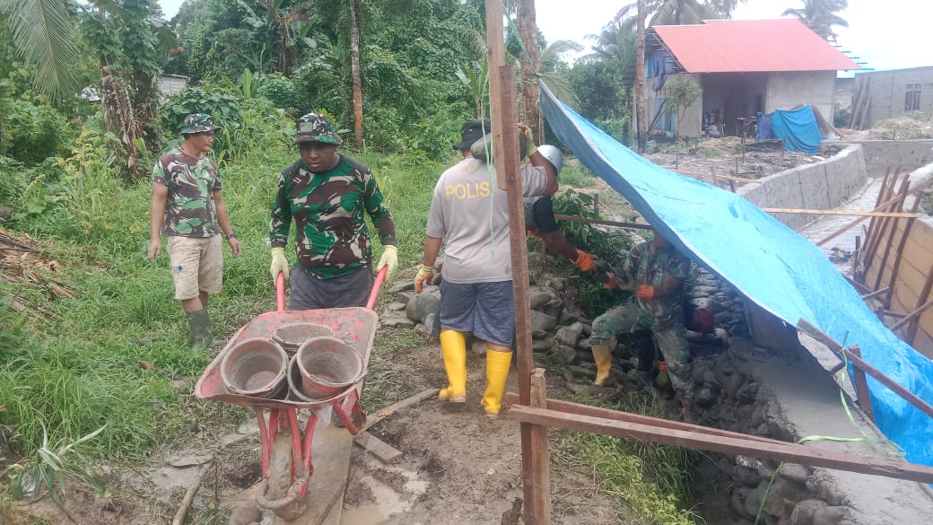 Buru Selatan Selalu Terjadi Hujan Deras Tapi Semangat Satgas TMMD 125 Kodim 1506/Namlea Tak Pernah Padam
