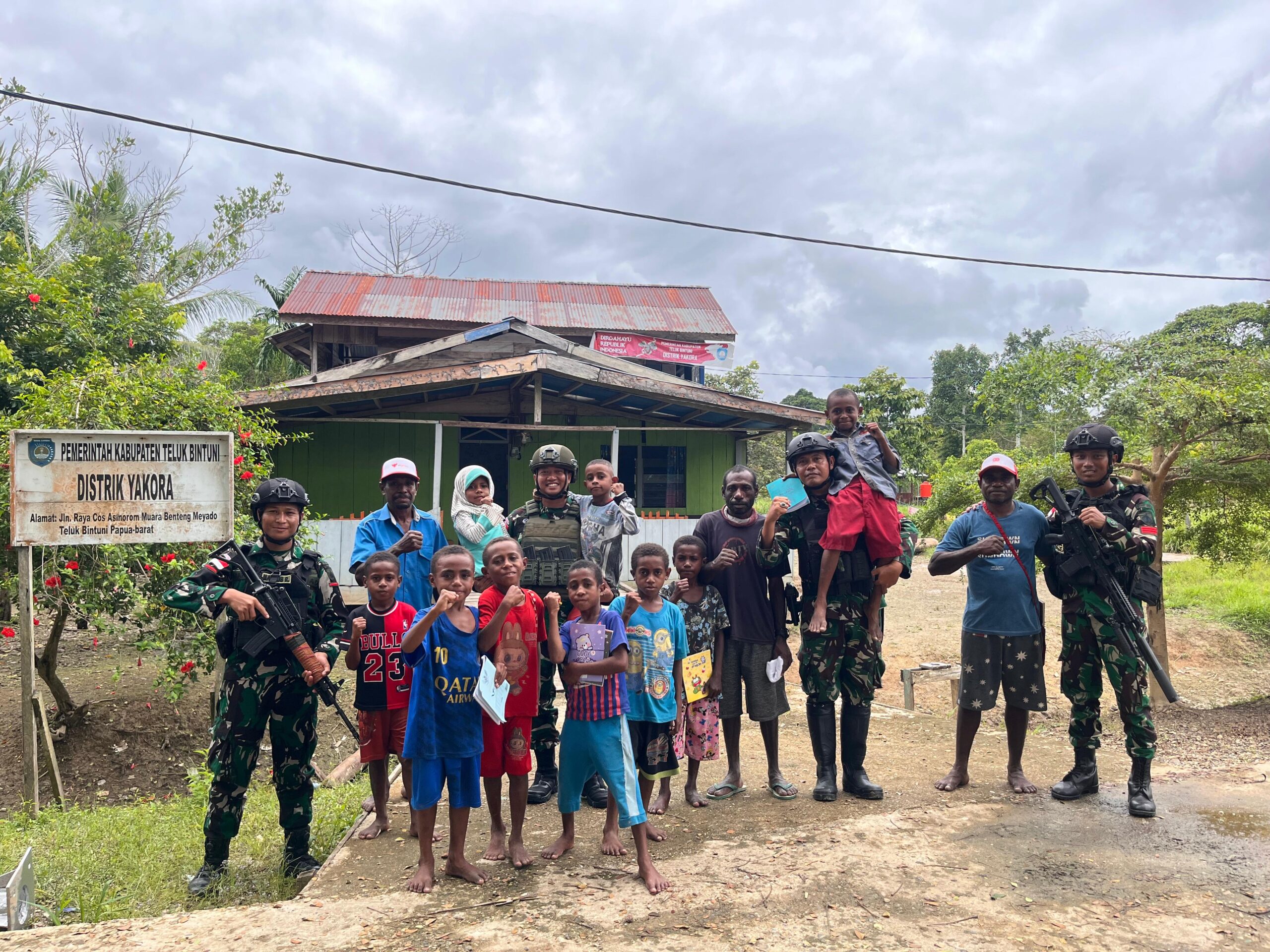 Jalin Komunikasi Sosial, Satgas Pamtas RI-PNG Yonif 410/Alugoro Silaturahmi Dengan Masyarakat Kampung Yakora