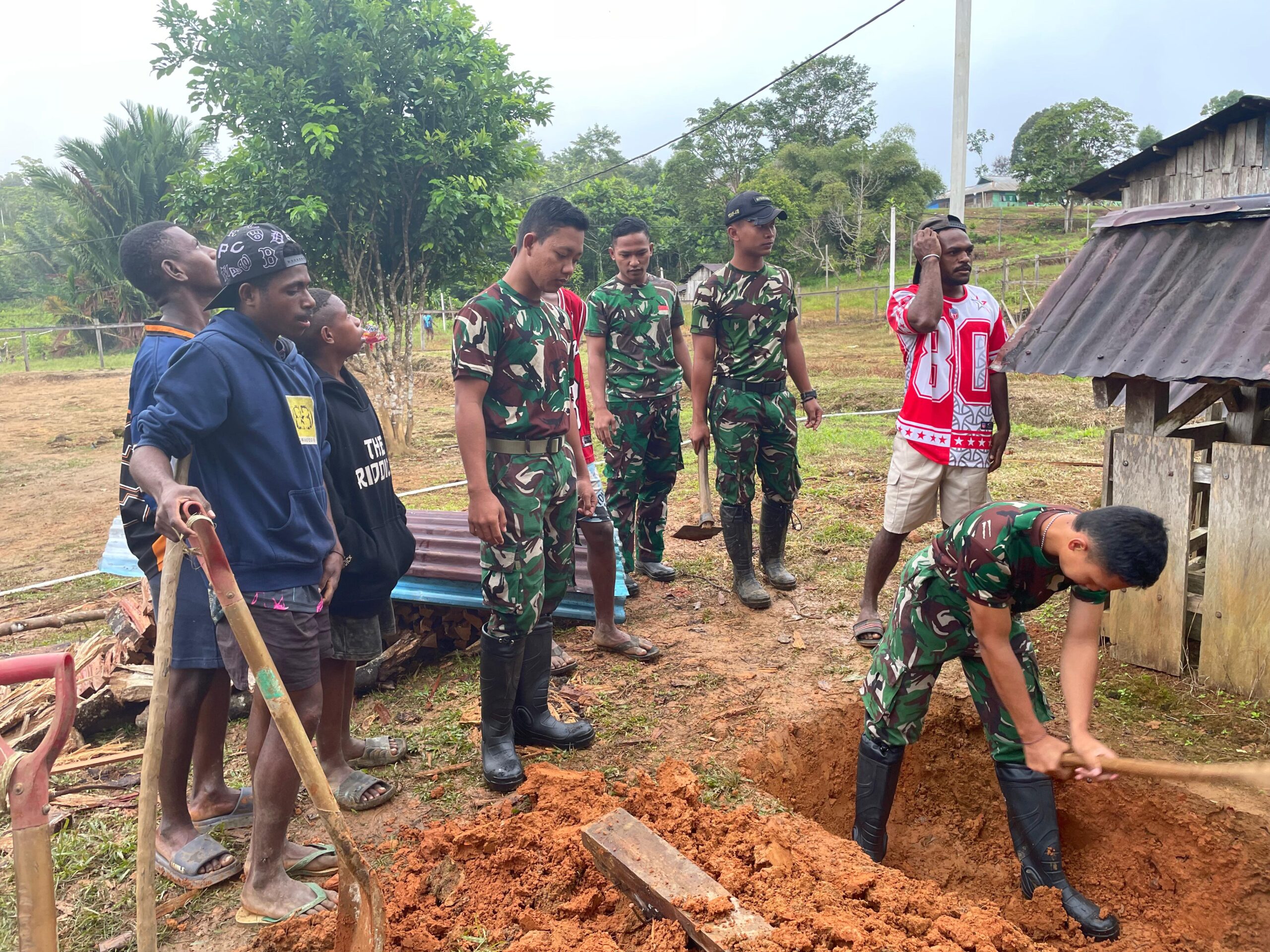 Wujud kepedulian satgas pamtas RI PNG Yonif 410/Alugoro turun tangan membantu pemakaman warga di desa binaan
