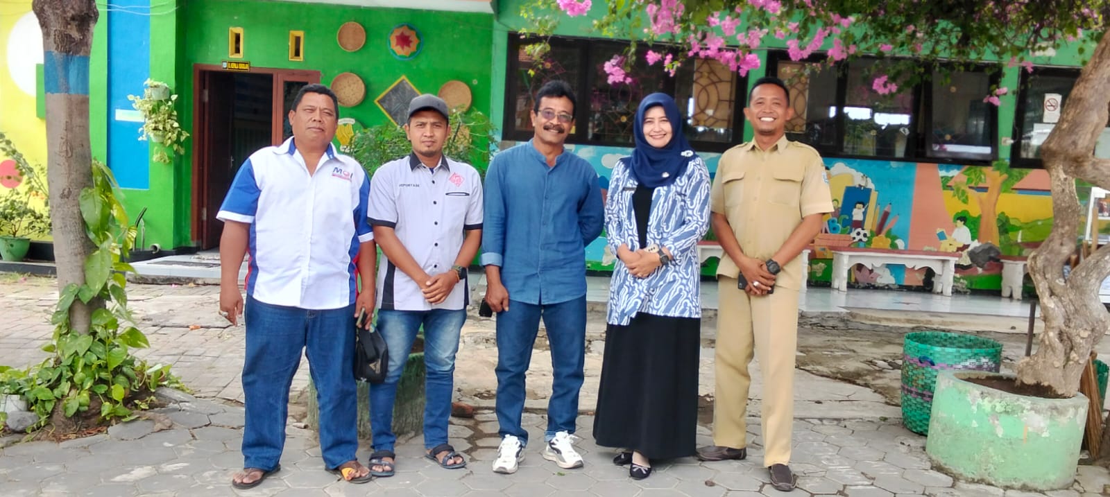 AWPR Berikan Pagar Lapangan dan Peralatan Olahraga untuk SDN Tamansari Probolinggo