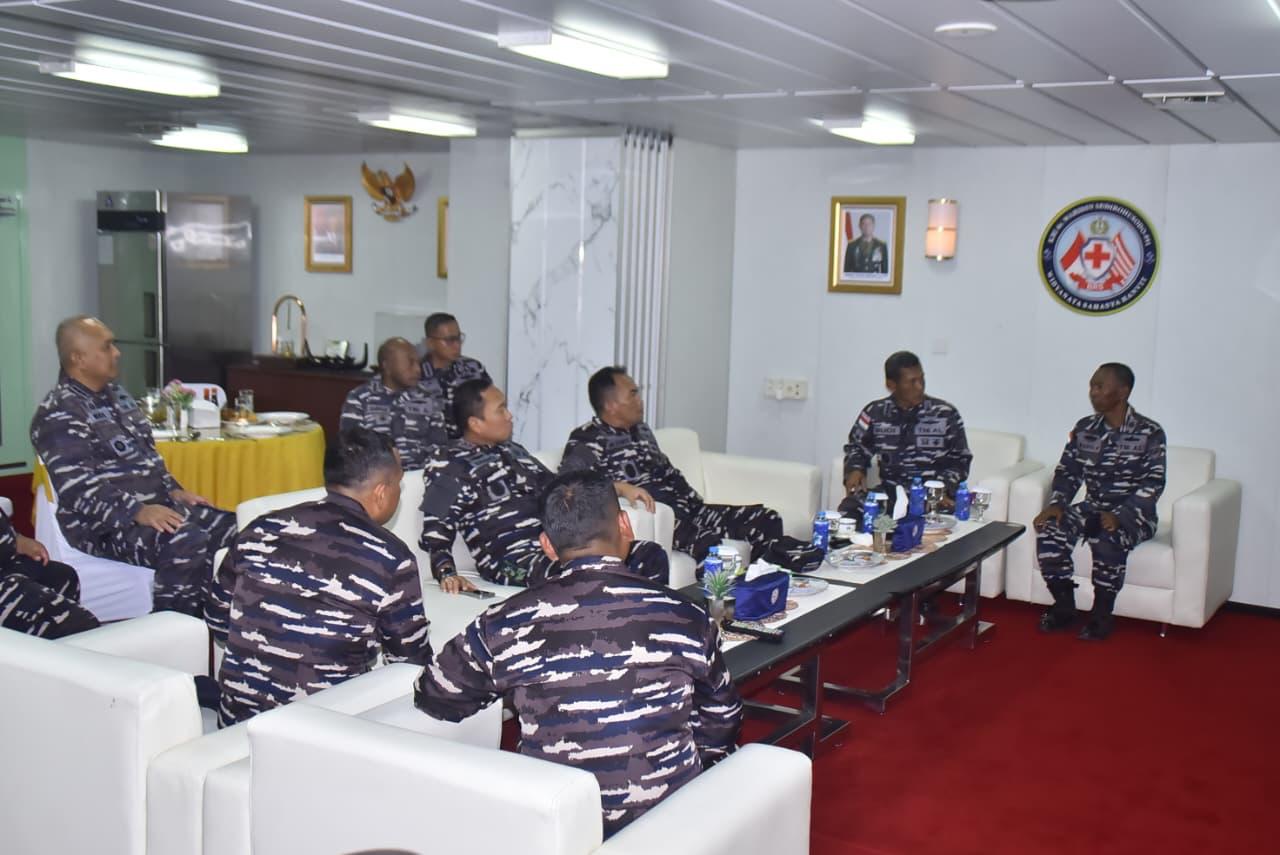 Pangkoarmada III Tiba di Wanam, menerima Courtesy Call Dankodaeral XI di KRI WSH-991