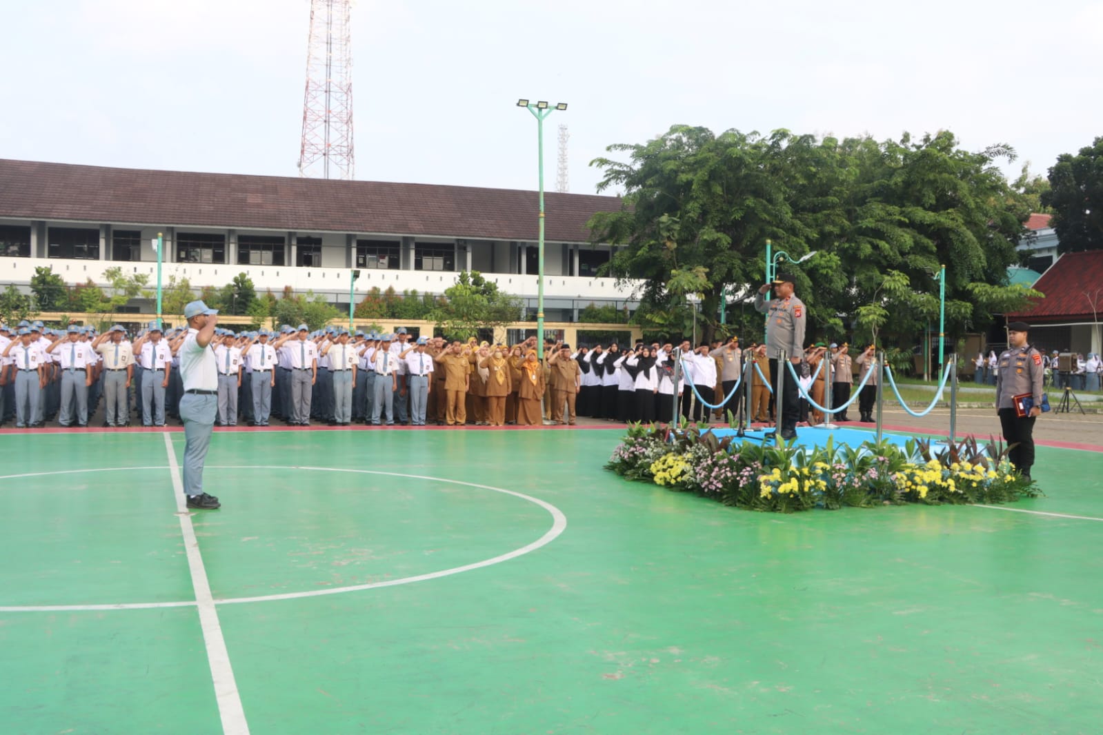 Kapolresta Tangerang Dampingi Wakapolda Banten Upacara di Alun-alun Balaraja, Diikuti Ribuan Siswa