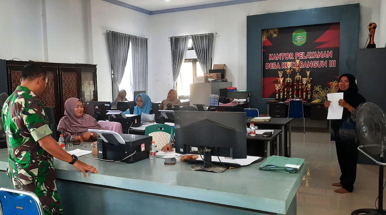 Babinsa Lakukan Komsos Bersama Kaur Desa Untuk Mencocokkan Data Yang Ada Di Wilayah