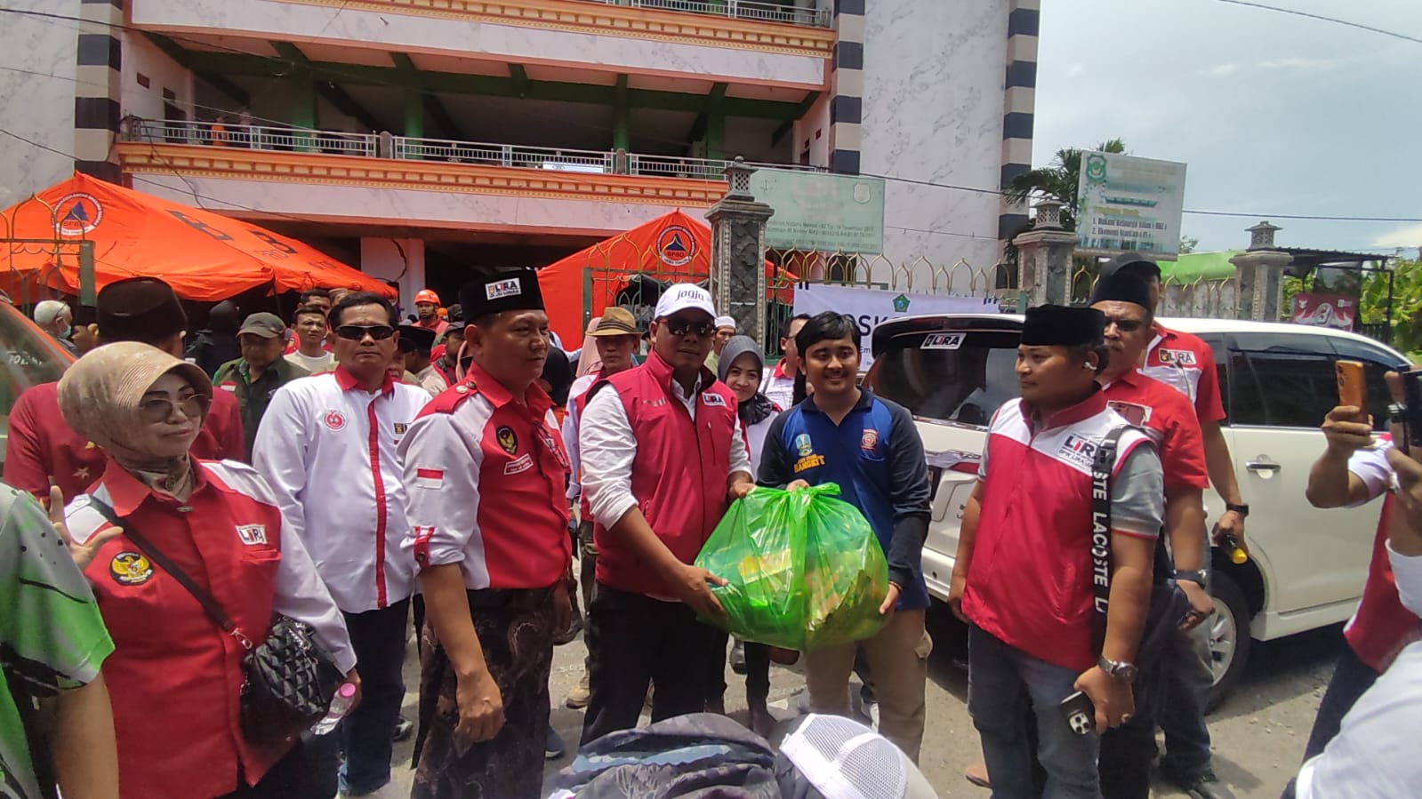 LSM LIRA Jatim Gelar Bakti Sosial, Hadir Menguatkan Korban Musibah di Ponpes Al-Khoziny