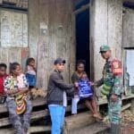 Peduli Kesehatan Warga Binaan, Babinsa Koramil 1710-06/Agimuga Dampingi Nakes Bagikan Kelambu Berinsektisida