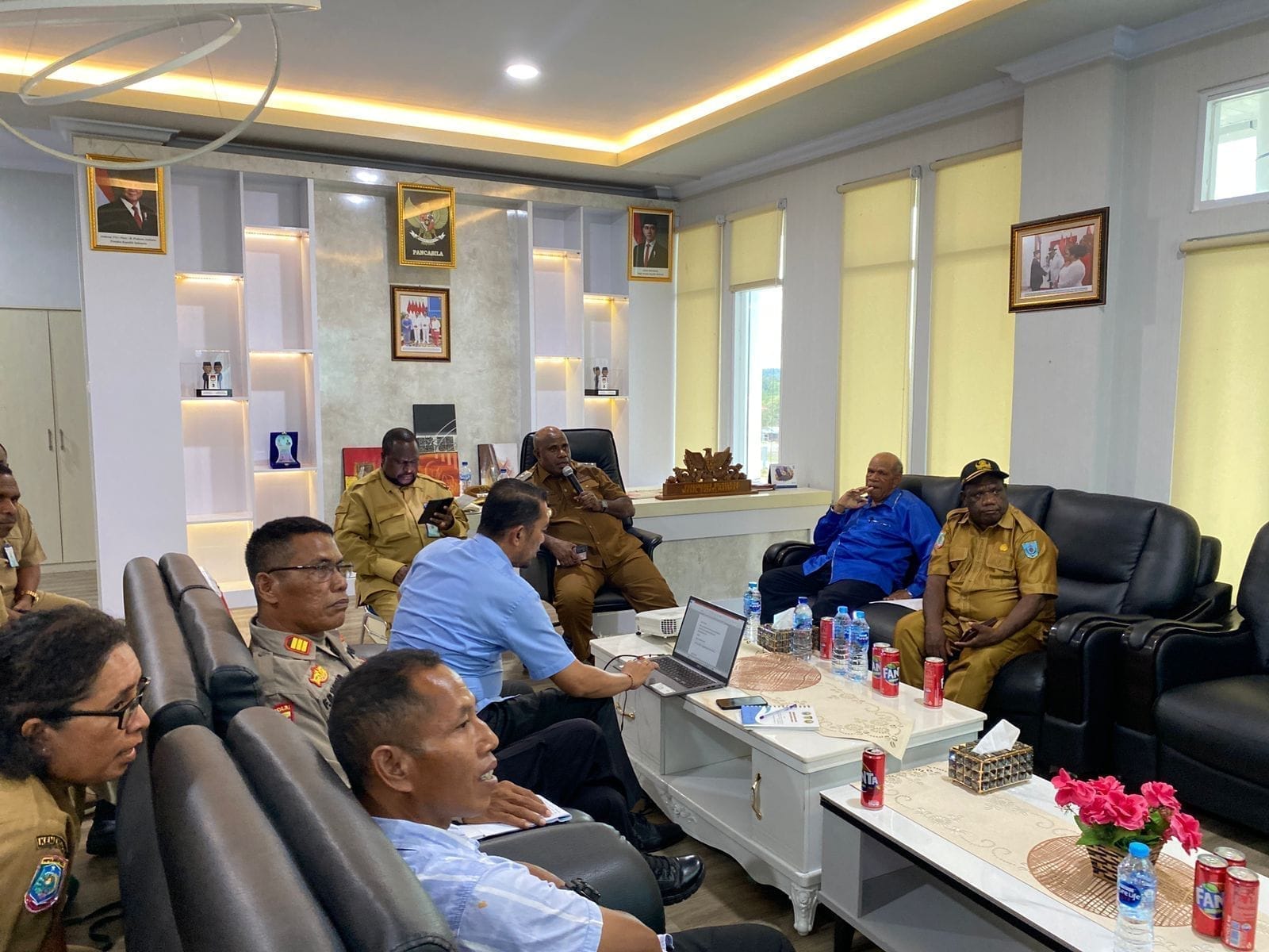 Pemkab dan Polres Maybrat Siap Sukseskan HUT ke-74 Theofani dengan Sinergi TNI-Polri dan Tokoh Gereja Pemkab dan Polres Maybrat Siap Sukseskan HUT ke-74 Theofani dengan Sinergi TNI-Polri dan Tokoh Gereja