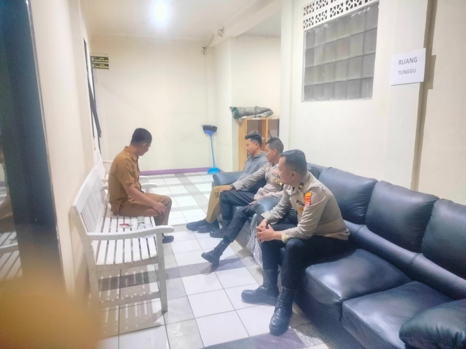 Kanit Binmas Polsek Cikupa Sambangi Kantor Desa Cibadak, Wujudkan Polri Dekat dengan Masyarakat