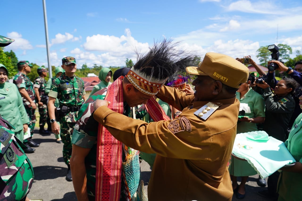 Pangdam Kasuari Kobarkan Semangat Prajurit di Pedalaman Papua Barat "Jadilah Penggerak, Bukan Penonton Perubahan" Pangdam Kasuari Kobarkan Semangat Prajurit di Pedalaman Papua Barat "Jadilah Penggerak, Bukan Penonton Perubahan"