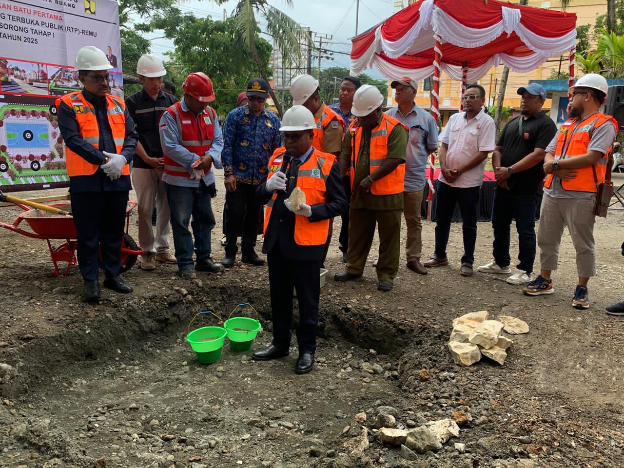 Walikota Sorong Melaksanakan Peletakan Batu Pertama Ruang Terbuka Publik Remu: Wujud Nyata Kota Sorong Menuju Kota Modern dan Hijau