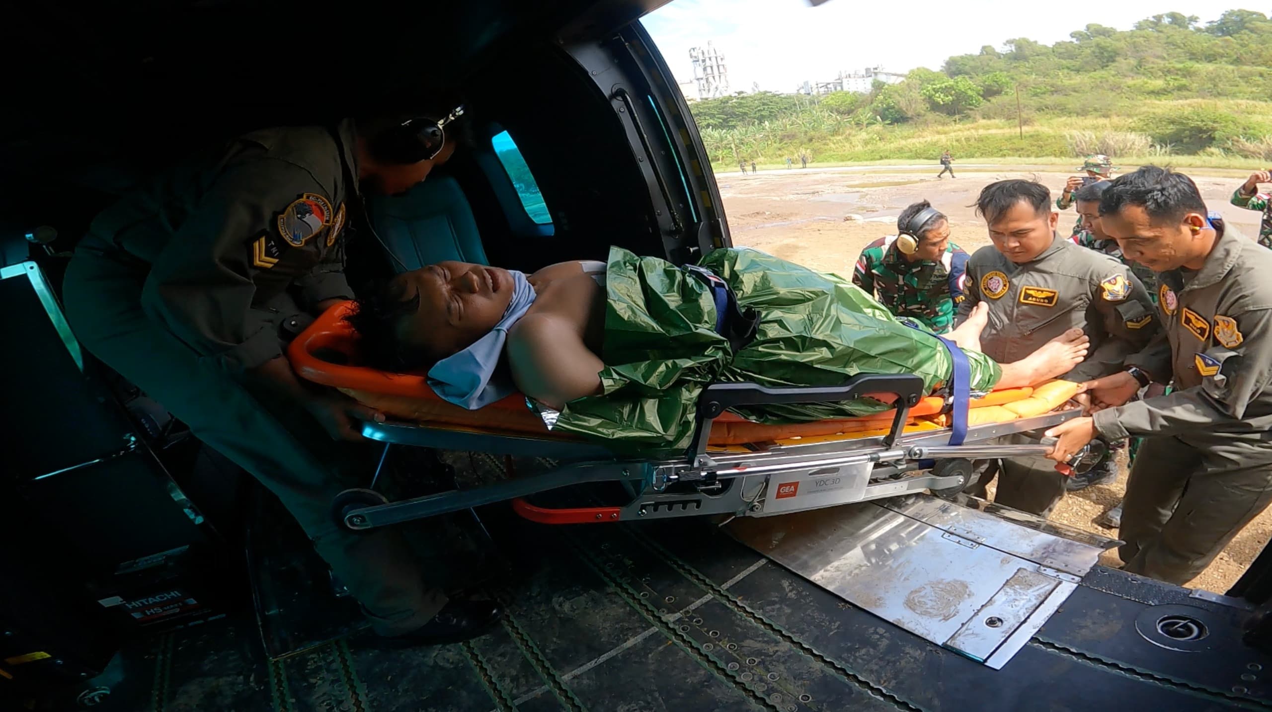 TNI, ADF, dan Basarnas Evakuasi Warga Nyaris Tenggelam di Laut Selatan Jawa