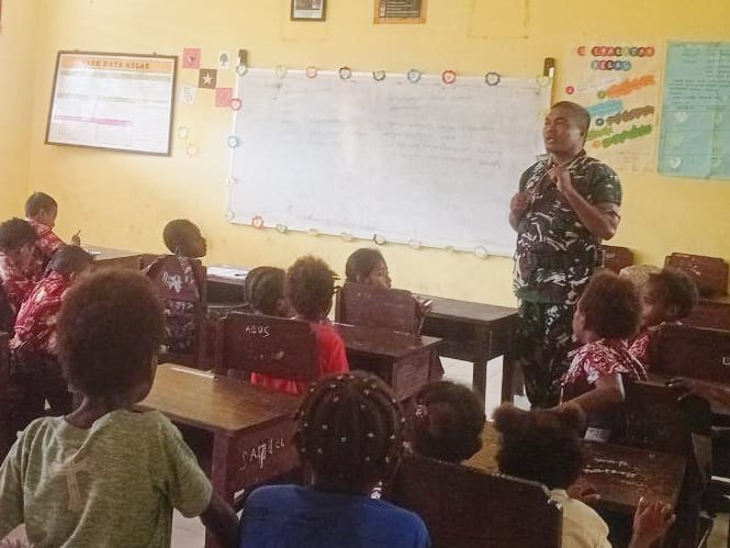 Babinsa Mapurujaya Tanamkan Nilai Cinta Tanah Air kepada Siswa SD YPPK Kaugapu