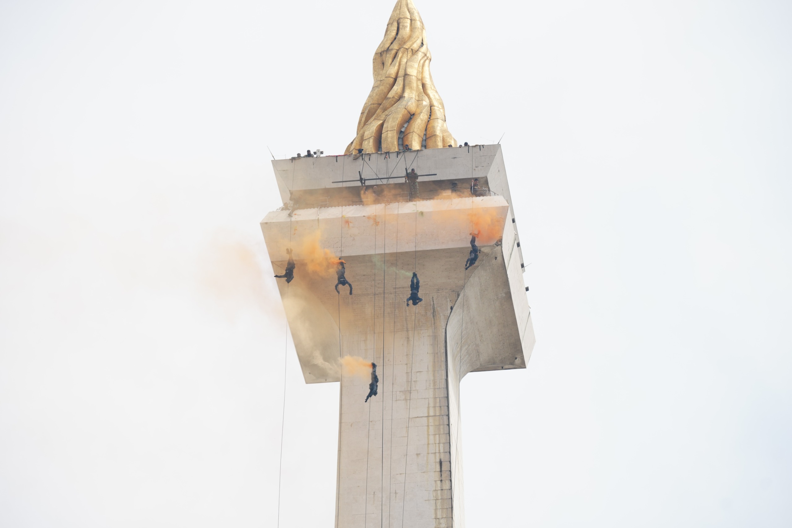 Bendera Merah Putih, Gagah Berkibar Saat Gladi Upacara HUT ke-80 TNI