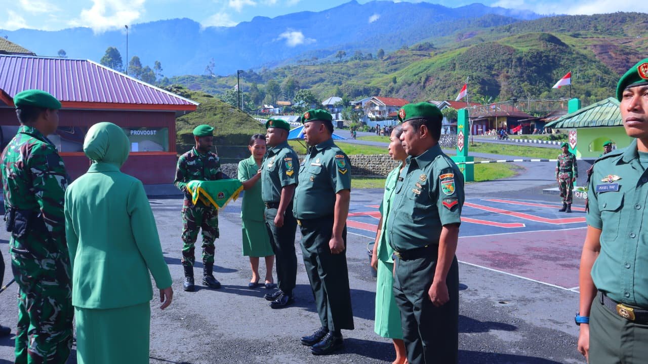Komandan Kodim 1714/Puncak Jaya Pimpin Upacara Kenaikan Pangkat dan Korp Raport Pindah Satuan