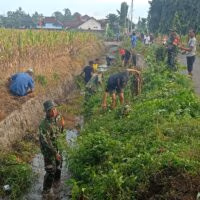 Aksi Nyata, Anggota Koramil 0808/04 Sanankulon Dan Warga Sigap Bersihkan Saluran Irigasi
