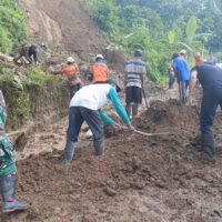 Gerak Cepat Babinsa Bersama Warga Bersihkan Material Longsor, Jalan  Penghubung antar Dusun Kembali Terbuka