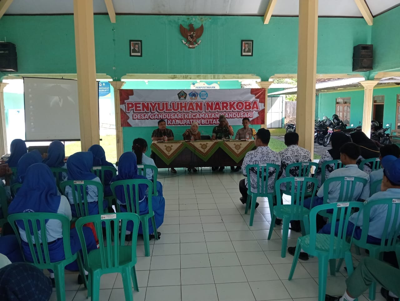 Babinsa Desa Gandusari Hadiri Penyuluhan Bahaya Narkoba Untuk Pelajar Di Balai Desa Gandusari