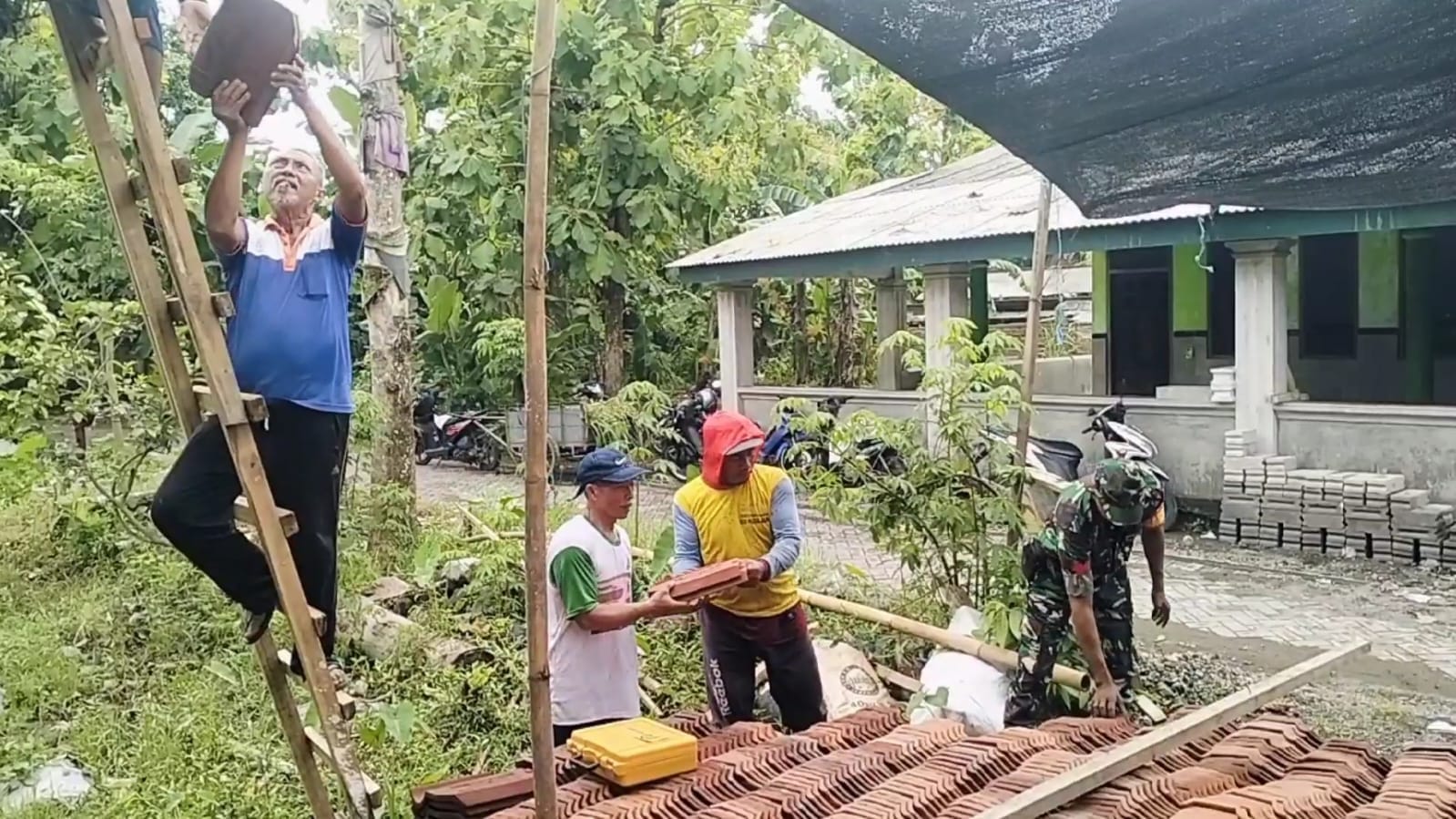 Wujud Kepedulian Terhadap Masyarakat, Babinsa Maron Bantu Pasang Atap Rumah Warga