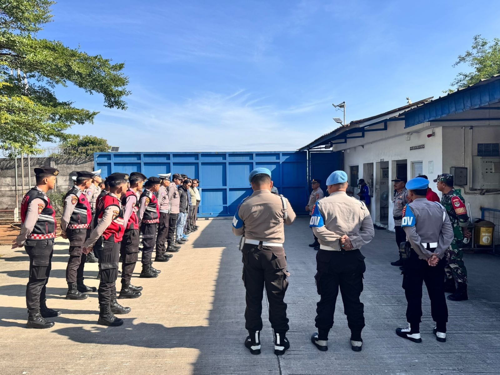 Polsek Cikupa Gelar Apel Pengamanan Aksi Unjuk Rasa FSPMI Tangerang Raya di PT. Sinarintan Putranusa