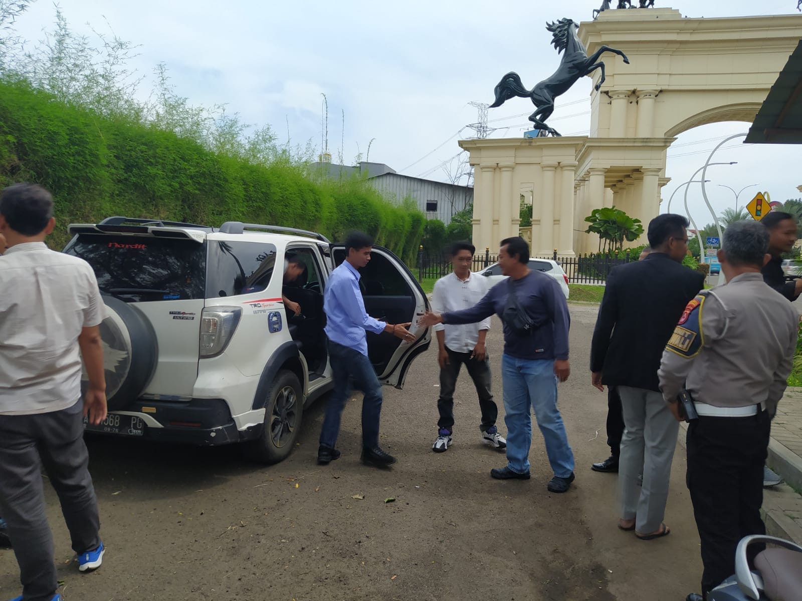Polresta Tangerang Lakukan Pengamanan Keberangkatan Massa Aliansi Tangerang Berdaulat Menuju Kantor BPK Provinsi Banten