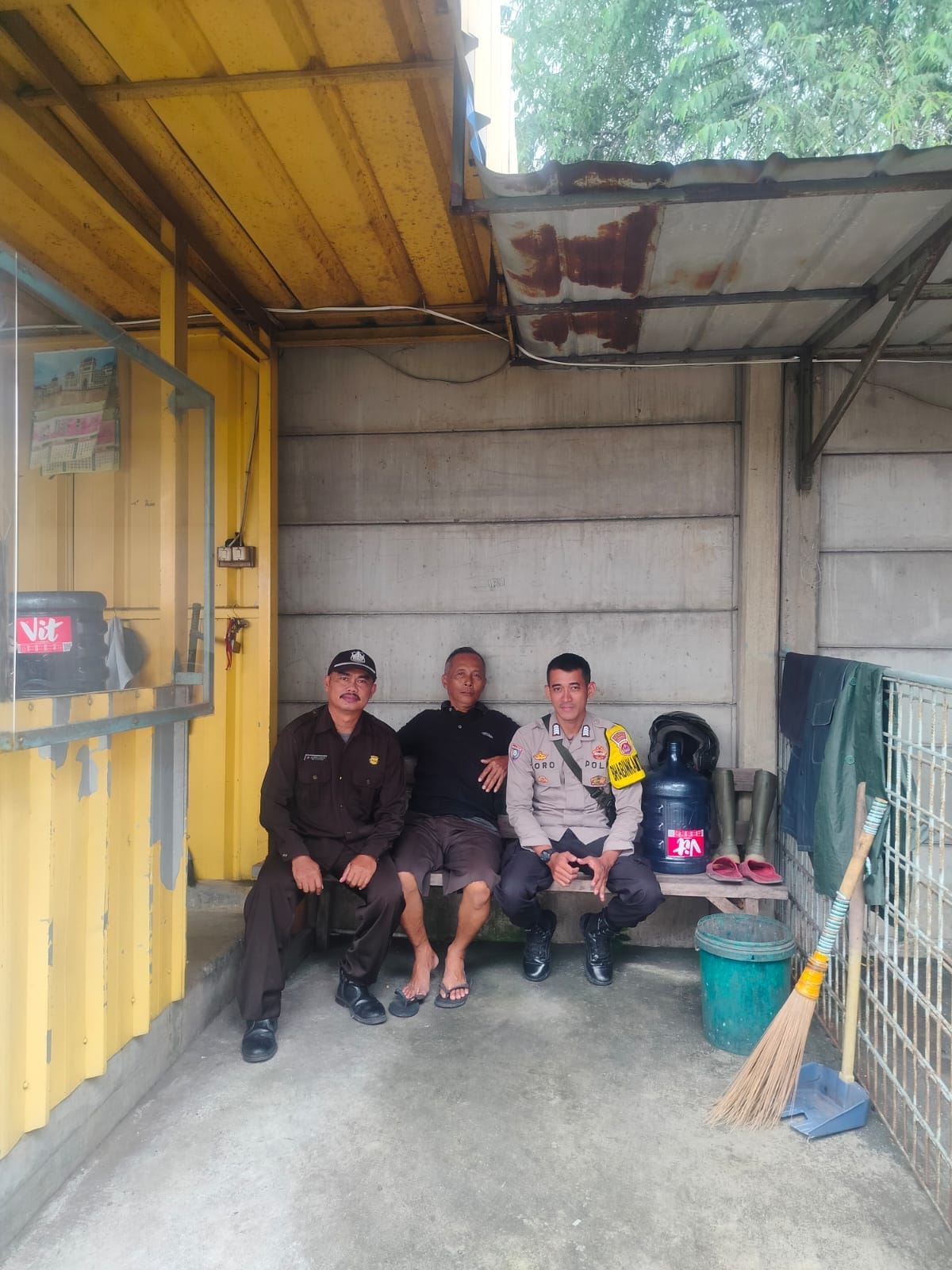 Bhabinkamtibmas Desa Cibadak Sambangi Security PT. Prisma, Sampaikan Himbauan Harkamtibmas