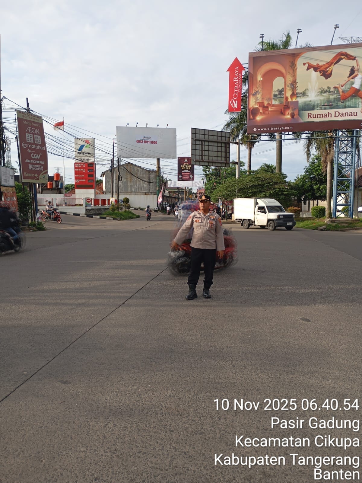 Personel Polsek Cikupa Laksanakan Pengaturan Lalu Lintas Pagi di Simpang Cikupa Mas Personel Polsek Cikupa Laksanakan Pengaturan Lalu Lintas Pagi di Simpang Cikupa Mas
