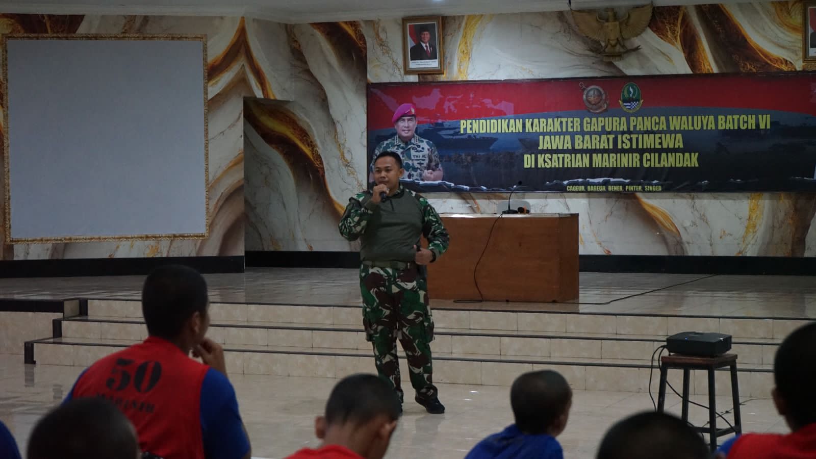 Pasiops Yonif 2 Marinir Berikan Pengetahuan tentang Korps Marinir Kepada Siswa Gapura Panca Waluya Batch VI